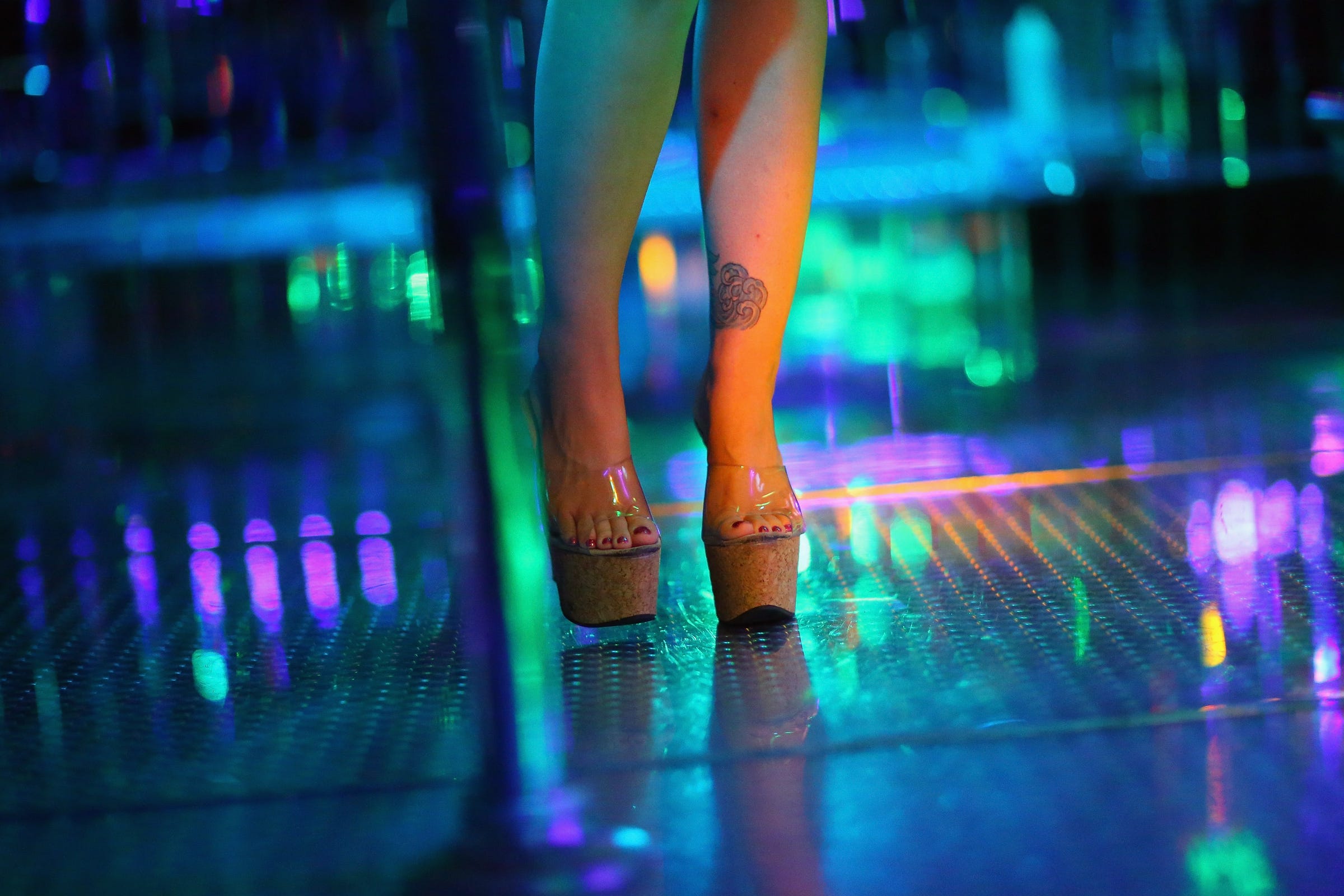 Midget woman having sex in the bar - Porno photo